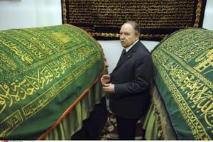 Le président algérien Abdelaziz Bouteflika priant au mausolée de Tlemcen, en avril 2011. © Sidali Diarboub/AP/SIPA