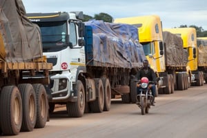 En RDC, des camions font la queue sur plusieurs kilomètres avant d’atteindre le poste frontalier de Kasumbalesa, qui mène à la Zambie, dans la riche province minière du Katanga. © Gwenn Dubourthoumieu pour Jeune Afrique