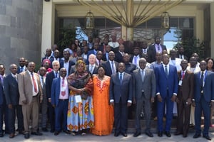 Moussa Faki Mahamat et les parties centrafricaines à Addis-Abeba le 20 mars 2019. © Twitter UA