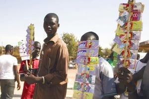 Des vendeurs de cartes de téléphone sur l’avenue Kadiogo. à Ouagadougou. © Nyaba Leon Ouedraogo pour JA