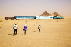 Le Train Zouérate-Nouadhibou circule sur l’unique voie ferrée du Sahara. © Photo : Nora Schweitzer