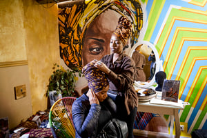 ANGE DK lors d’un atelier d’attaches des foulards à la favela chic, à Paris, le 26 février 2019. © BRUNO LEVY pour JA