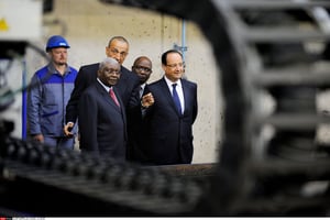 Au premier plan, l’ex-président Armando Guebuza et son homologue français de l’époque, François Hollande, à Cherbourg, en septembre 2013. Au second plan, Iskandar Safa, patron de Privinvest. © WITT/SIPA