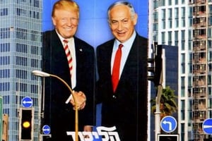 Une affiche électorale montrant le Premier ministre Netanyahou serrant la main du président américain Donald Trump, en février 2019 à Tel-Aviv. © Yasushi Kaneko/AP/SIPA