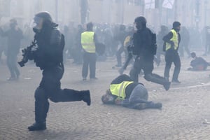 Charge de CRS dans un nuage de gaz lacrymogènes, à Paris le 16 mars en marge d’une manifestation de « Gilets Jaunes ». © Christophe Ena/AP/SIPA