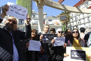 Des journalistes algériens lors d’un rassemblement le 28 février 2019 à Alger. © Anis Belghoul/AP/SIPA