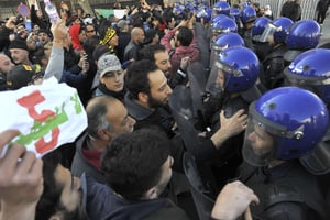 Des manifestants faisant face à la police à Alger, vendredi 22 février 2019. © Fateh Gudoum/AP/SIPA