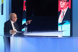 Le chef de l’État, Béji Caïd Essebsi, durant une interview télévisée. À l’écran, à droite, son fils Hafedh Caïd Essebsi, directeur exécutif très contesté de Nidaa. © Tunisian Presidency/AFP