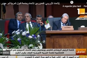 Abdelkader Bensalah soupçonné de s’être endormi au sommet entre la Ligue arabe et l’Union européenne, auquel il assistait en tant que président du Conseil de la nation, en février 2019 au Caire. © YouTube/قناة مصر الأولى