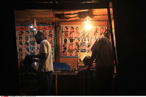 Pour faire face aux coupures, certains habitants ont recours à l’usage de générateurs électriques, comme ici à Harare (Zimbabwe) en septembre 2015 © AP/Sipa/Tsvangirayi Mukwazhi
