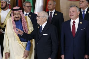 Le président tunisien Béji Caïd Essebsi (centre), aux côtés du roi Salman d’Arabie saoudite (à gauche) et du roi Abdallah II de Jordanie, le 31 mars au sommet de la Ligue arabe à Tunis. © Zoubeir Souissi/AP/SIPA