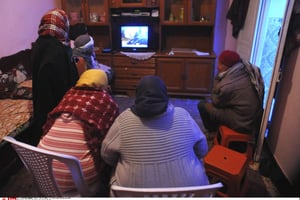 Une famille tunisienne devant une télévision. © Anis Ben Salah/AP/SIPA