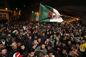 Des milliers d’Algériens dans les rues d’Alger, mardi 2 avril, pour célébrer la démission du président Abdelaziz Bouteflika. © Toufik Doudou/AP/SIPA