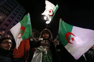 Dans la foule algéroise célébrant la démission d’Abdelaziz Bouteflika, le 2 avril 2019. © Toufik Doudou/AP/SIPA