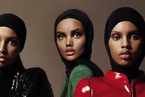 Ikram Abdi Omar, Halima Aden et Amina Adan photographiées par Txema Yeste pour Vogue Arabia (Avril 2019).