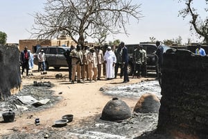 Le 25 mars, le président malien s’est rendu à Ogossagou, où plus 160 villageois avaient été tués quarante-huit heures plus tôt. © MALIAN PRESIDENCY/AFP