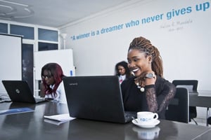 L’entrepreneuse Sokhna Camara gère sa plateforme Avenir Consulting depuis le centre Agora, à Dakar. © Youri Lenquette pour ja
