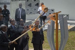 De gauche à droite : le président de la commission de l’Union africaine Moussa Faki Mahamat, le président rwandais Paul Kagame, la Première dame Jeannette Kagame et le président de la Commission européenne Jean-Claude Juncker allumant la flamme au Mémorial du génocide à Kigali, le 7 avril 2019 © Ben Curtis/AP/SIPA