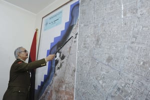 Le maréchal Khalifa Haftar en 2015 lors d’un entretien avec l’agence américaine Associated Press (photo d’illustration). © Mohammed El-Sheikhy/AP/SIPA