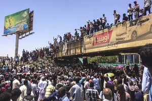Des manifestants réclamant le départ d’Omar el-Béchir, le 8 avril 2019 à Khartoum. © AP/SIPA