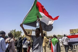 Des manifestants anti Béchir, à Khartoum, le 8 avril 2019. © Ali Osman Taha
