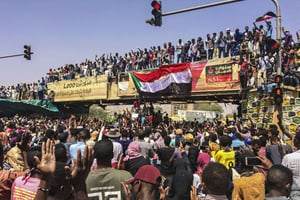 Des manifestants à Khartoum, capitale du Soudan, le 9 avril 2019. © AP / SIPA