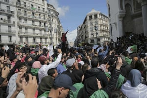 Des manifestants à Alger, mercredi 10 avril 2019 (photo d’illustration). © Mosa’ab Elshamy/AP/SIPA
