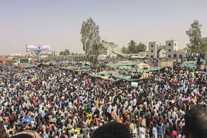 Les Soudanais célébrant dans les rues de Khartoum la chute d’Omar el-Béchir, jeudi 11 avril 2019. © AP/SIPA