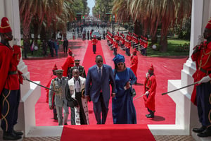 Sur les marches du palais de la République, avec son épouse, Marième Faye Sall, le 2 avril. © Lionel Mandeix/Présidence Sénégal