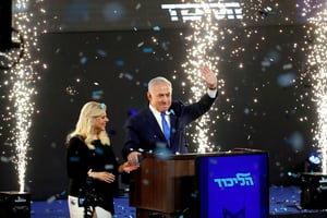 Le Premier ministre Benyamin Netanyahou et sa femme à Tel-Aviv, le 10 avril. © Ronen Zvulun/REUTERS