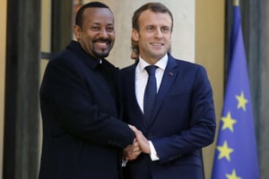Le Premier ministre éthiopien Abiy Ahmed (à g.) et le président français Emmanuel Macron à l’Élysée, à Paris, le lundi 29 octobre 2018. © Michel Euler/AP/SIPA