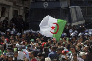 La police bloquant les manifestants à Alger, vendredi 12 avril 2019. © Fateh Guidoum/AP/SIPA