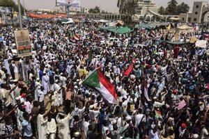 Des manifestants dans la capitale soudanaise Khartoum, vendredi 12 avril 2019. © Anonymous/AP/SIPA