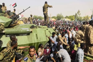 Des soldats soudanais devant devant le QG de l’armée à Khartoum le 11 avril 2019. © AFP