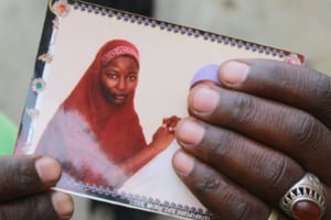 Le père d’Hauwa Musa Maina présente le 12 avril 2019 à Chibok au Nigeria, une photo de sa fille, enlevée il y a cinq ans par les jihadistes de Boko Haram. © Audu Ali MARTE / AFP