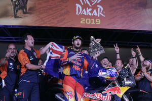 L’Australien Toby Price célébrant sa victoire finale sur le Dakar 2019. © AP Photo/Martin Mejia