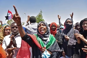 Des manifestants près du QG de l’armée soudanaise, le 15 avril 2019 à Khartoum. © AHMED MUSTAFA/AFP