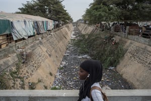 Le Canal 4 à Dakar est destiné à évacuer les eau de pluies mais il sert aussi de dépotoir à ciel ouvert aux les riverains. © Sylvain Cherkaoui pour Jeune Afrique