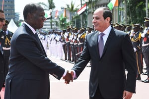 Le chef de l’État ivoirien, Alassane Ouattara, accueillant le président de l’UA, à Abidjan, le 11 avril. © ISSOUF SANOGO/AFP