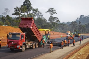 Le développement des infrastructures de transports est parmi les lignes stratégiques d’intégration ciblées par la BAD. Ici à Yaoundé, construction d’un axe routier en février 2018 © Fernand Kuissu pour JA (photo d’illustration)