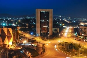 Place du 20 mai, de nuit dans la ville de Yaoundé, au Cameroun. © Photo de Renaud Van Der Meeren pour les Éditions du Jaguar