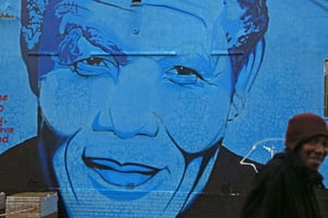 Un portrait de Nelson Mandela à Cape Town, en 2014. © Schalk van Zuydam/AP/SIPA