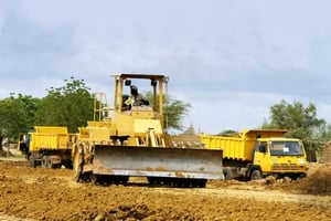 Terrassement avant goudronnage de la route nationale 3, au nord-est de Ouagadougou, en août 2018. © Aurimages