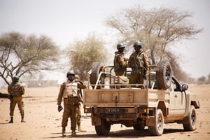 Membres des Forces armées nationales (FAN) positionnées à la frontière du Mali. © Sophie Garcia | hanslucas.com