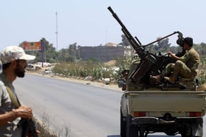 Les forces de sécurité libyennes patrouillent près du site d’une attaque contre un poste de contrôle dans la ville de Zliten, à 170 km à l’est de la capitale Tripoli, le 23 août 2018 (image d’illustration). © AFP