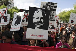 Un manifestant porte une photo du fondateur de WikiLeaks, Julian Assange, à Lisbonne le jeudi 25 avril 2019. © Armando Franca/AP/SIPA