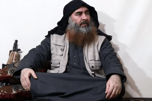 L’ex-calife autoproclamé de l’organisation État islamique, Abou Bakr al-Baghdadi, dans une vidéo de propagande diffusée lundi 29 avril 2019. © YouTube/Sky News