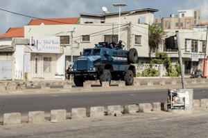Un véhicule blindé de la police en patrouille dans le quartier de Cadjehoun, où se trouve le domicile de l’ex-président Boni Yayi, le 1er mai 2019 à Cotonou, au Bénin. © Yanick Folly/AFP