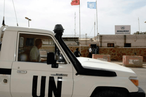 Un véhicule de l’ONU passe devant le siège de la Minurso, le 13 mai 2013 à Laâyoune. © AFP