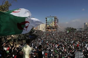 Des manifestants portent un drapeau algérien géant lors d’une manifestation à Bordj Bou Arreridj, vendredi 26 avril 2019. © Toufik Doudou/AP/SIPA